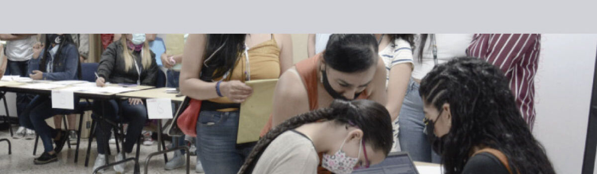 Fotografía de familias y equipo de Primaria Incluyente en jornada de entrega de computadores a los beneficiarios del programa