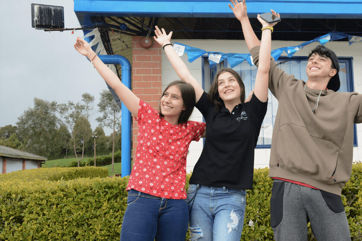 Alumnos del Cibercolegio en el campus de la FUCN