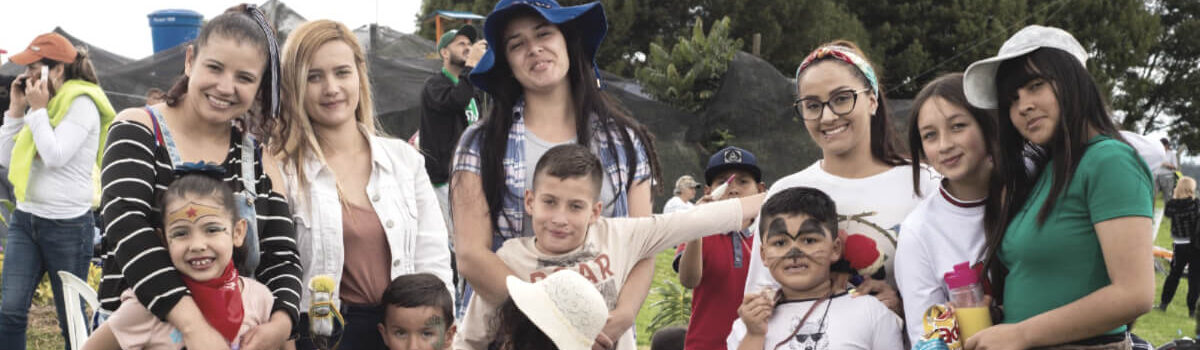 Estudiantes del Cibercolegio disfrutando de la compañía de sus compañeros en el festival de cometas