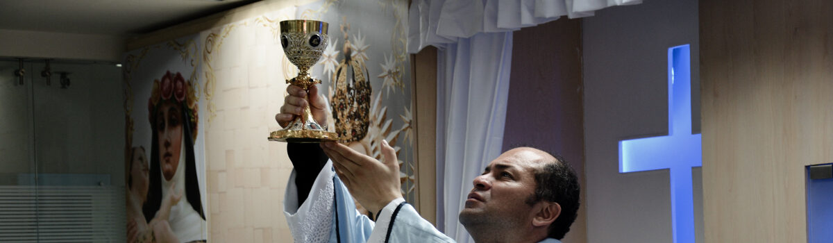 Imagen de sacerdote celebrando la Eucaristía