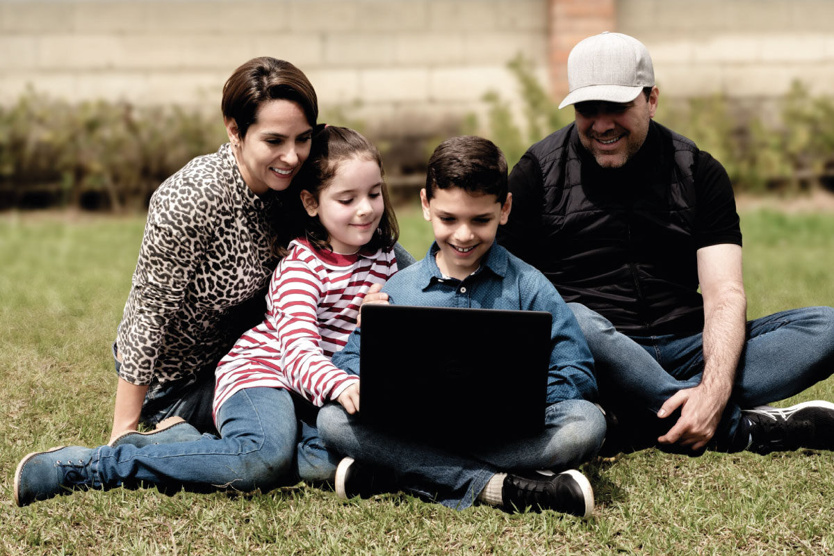 Familia feliz de estudiar en el Cibercolegio