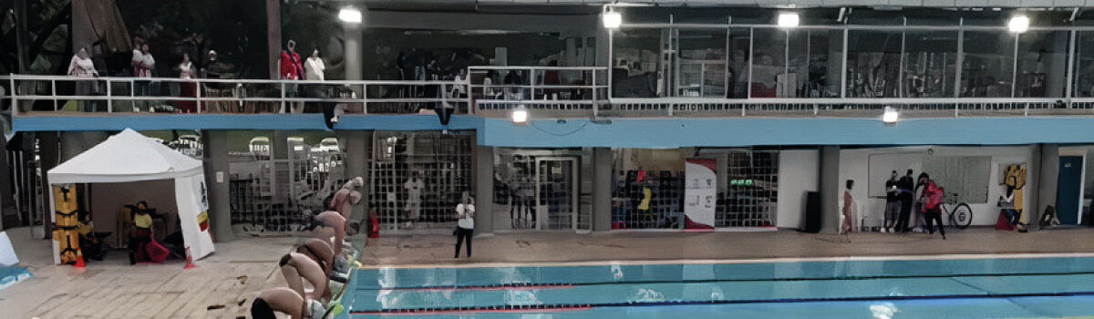 Jóvenes en competencia de natación