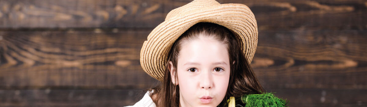 niña con frutos de cosecha