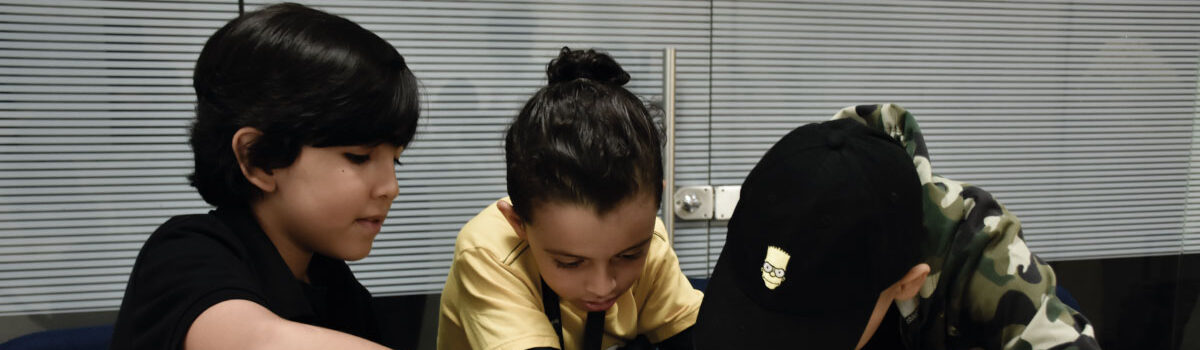 Estudiantes en laboratorio de ciencias