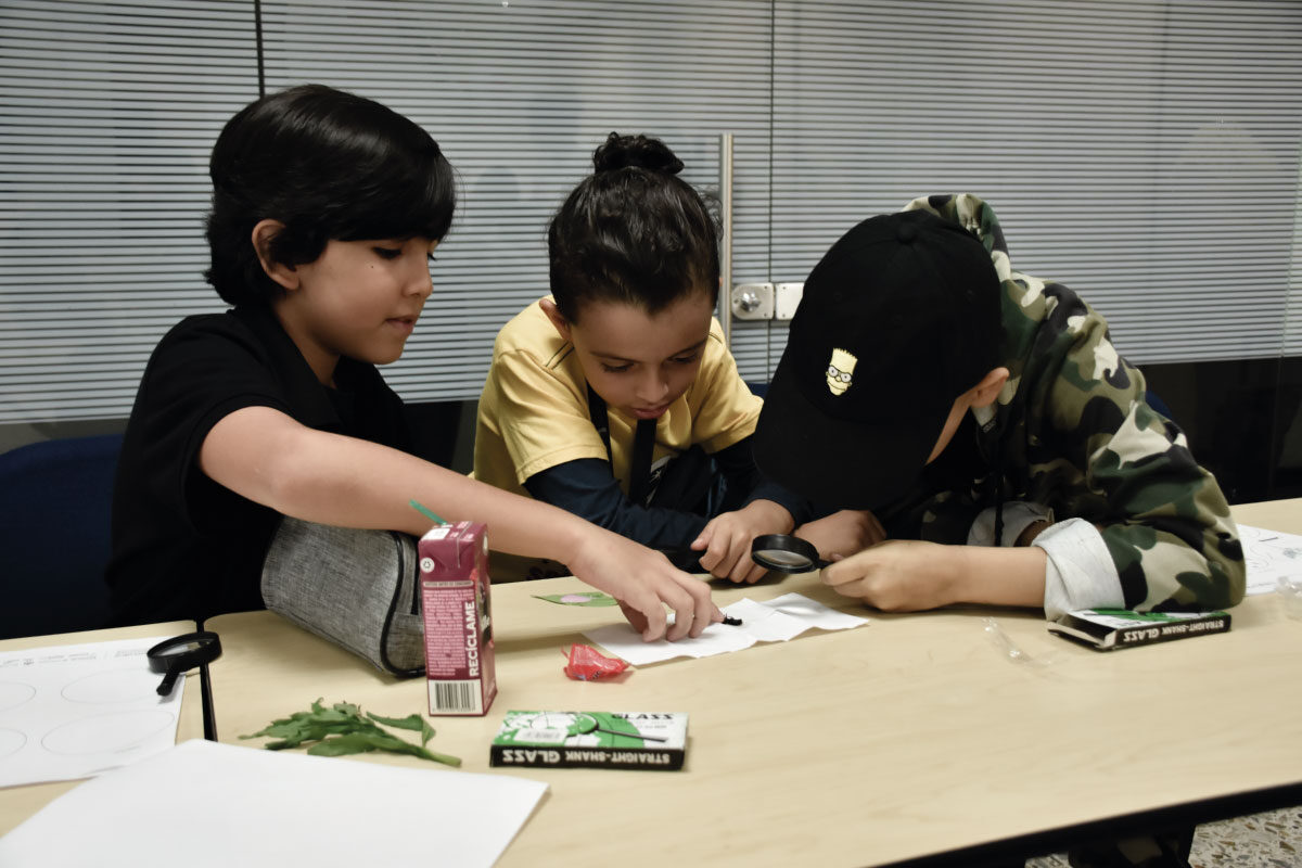 Estudiantes en laboratorio de ciencias