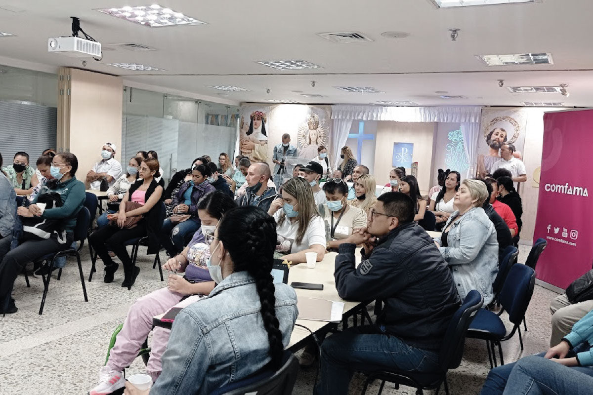 Grupo de padres de familia reunidos en inicio del programa de resilientes