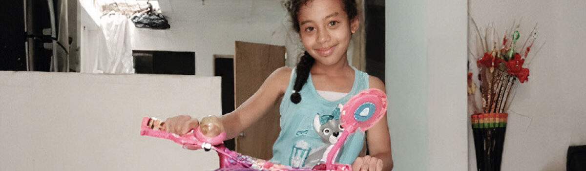 Niña en bicicleta