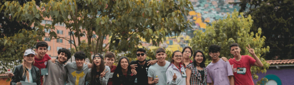 Fotografía de alumnos del Cibercolegio y asistente académica Mary Luz Rojas