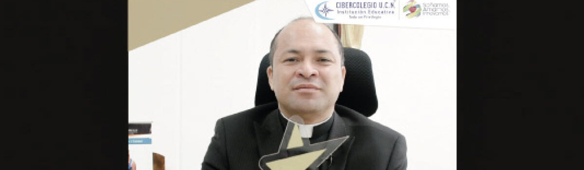 Fotografía rector del Cibercolegio año 202o con el premio Ser Mejor