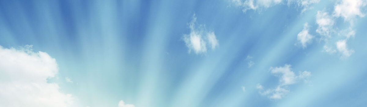 Fotografía del cielo azul con nubes blancas que representan cuando miramos a lo más alto