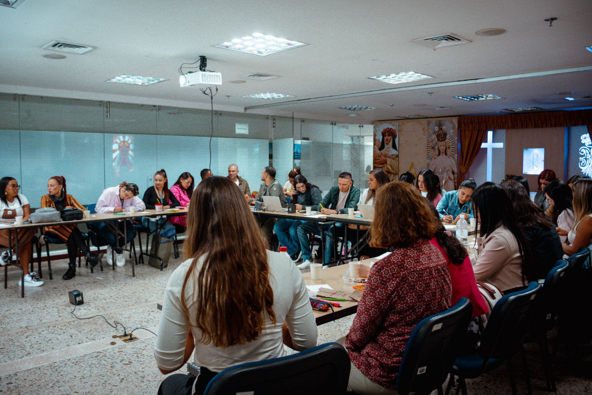 Se observa en la fotografía a todos los docentes en un plano general.