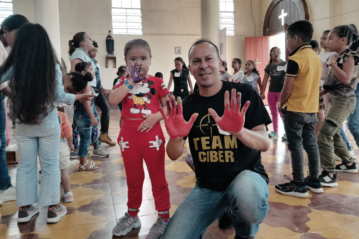 Coordinador de Calidad en Experiencia Ciber compartiendo con niños