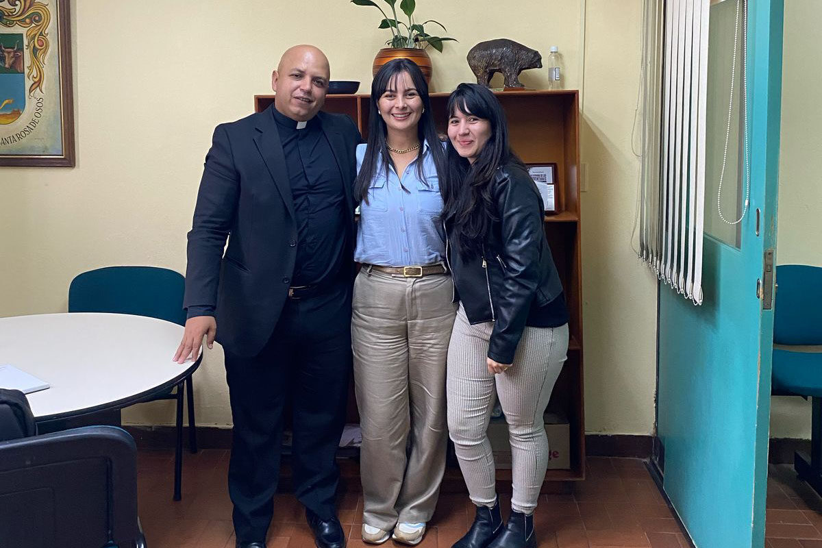 Foto del padre Jaime y dos mujeres que conforman el equipo de la casa de la mujer